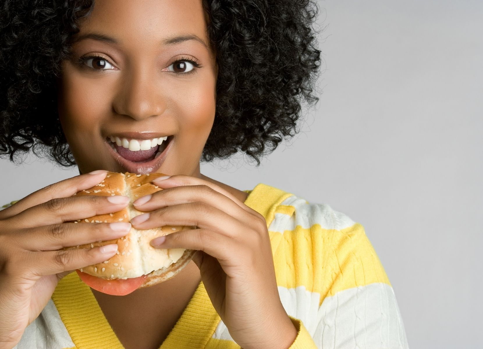 Vrouw eet broodje van restaurant