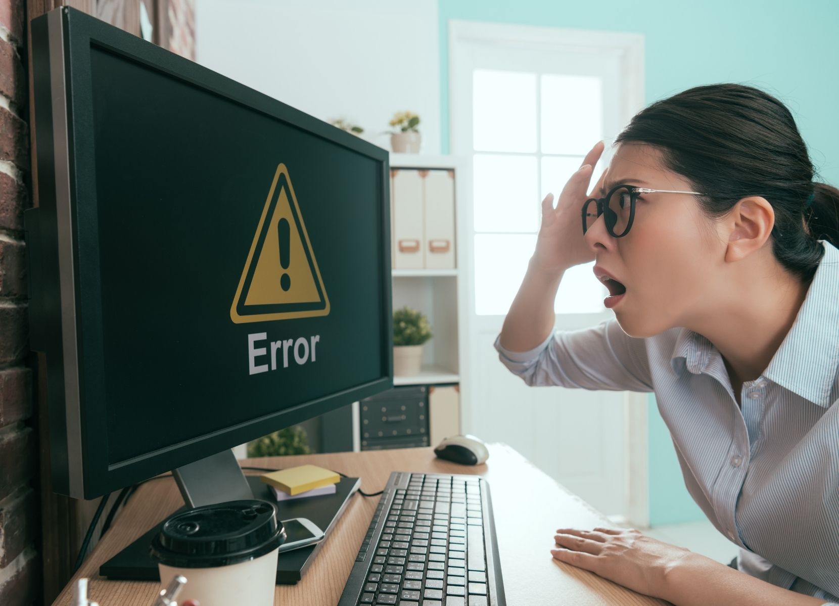 Vrouw die kijkt naar computer beeldscherm waar een error op staat